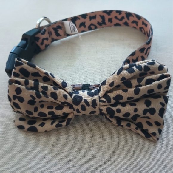 Simply Wag Med Leopard Dog Bow Tie Collar - Picture 1 of 1